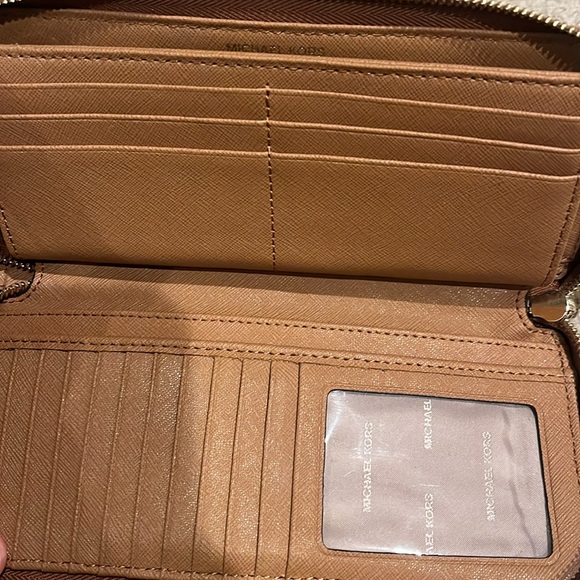 Michael Kors wristlet wallet - Picture 2 of 7